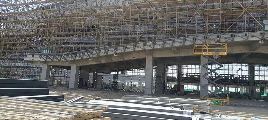 新建中衛至蘭州鐵路-蘭州新區南站鋼結構挑檐安裝